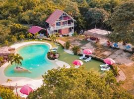 COVEÑITAS Glamping con Aire Acondicionado y Piscina tipo PLAYA, Máximo 32 Personas, luksusleirintäpaikka kohteessa Melgar