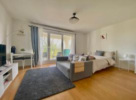 Cozy Riverfront Living, 5-Min Walk To Riverside Train, κατάλυμα με κουζίνα σε Neuilly-Plaisance