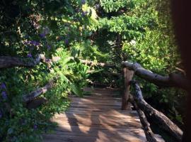 Tree Top Eco-Lodge, cabin in Banlung