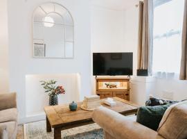 3 Bed - Modern Comfortable Stay - St Helens Town Centre，聖海倫斯的飯店