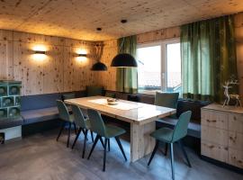 Luxury Eco-Chalet Pino Achensee - hike, bike, ski for 6 or more, chal&eacute; alpino em Achenkirch