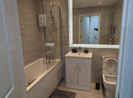 Newly Launched Two Bedroom House By Den Accommodation Short Lets & Serviced Accommodation With Garden, casa vacacional en Londres