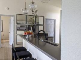 Cozy Organic Modern Home-6 min from Legoland, vacation home in Winter Haven