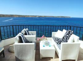 Seafront apartment Terrace, lounger & Panoramic ocean views, hotel en Mellieha