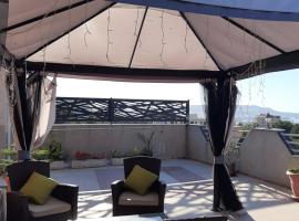 appartement avec vue sur la baie d'Alger: Husseïn Dey şehrinde bir otel