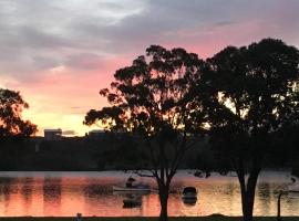 The Wheelhouse - 2BR Waterfront Apt in town, hotell i Lakes Entrance