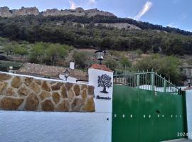 CASA CUEVA EL OLIVO, hotel amb aparcament a Pegalajar