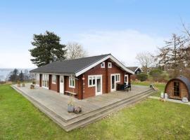 Cozy Home In Holbk With House Sea View – domek wiejski w mieście Holbæk