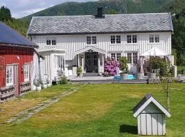 4 Bedroom Beautiful Home In Kolvereid