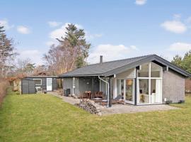 Awesome Home In Vejby With Kitchen, vakantiehuis in Vejby
