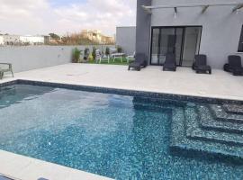 Luxurious Villa at the country side!, hotell i Tel Aviv