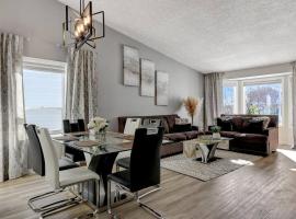 Bright and Spacious Home away from home, hotel em Grande Prairie