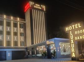 Hotel Luxura, Ahmedabad, hotell i nærheten av Rai University i Ahmedabad