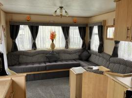 2 bedroom caravan on 4 star park, rumah liburan di Skegness
