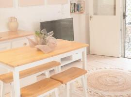 Entire Guest Suite - beach is 1 and half km - Pets Welcome, hotel v destinaci Gold Coast