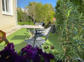 Studio Occitanie 20 m2 tout équipé avec jardin, povoljni hotel u gradu 'Muret'