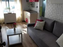 Estudio reformado primera linea playa, hotel in Sitio de Calahonda