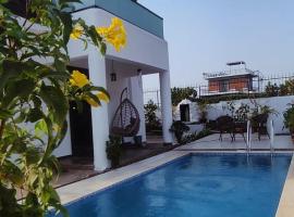 The Palms -Entire Villa with Pool Karjat, cabaña o casa de campo en Bhimashankar