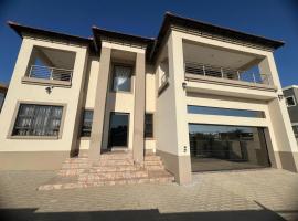 Villa on Dirk Smit Crescent, hotel with hot tubs in Alberton