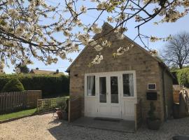 Cherry Tree Cottage in idyllic Cotswold village, hotel with parking in Chipping Norton