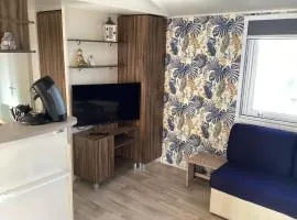 Frejus tout confort, maxi 420 m des piscines, climatisation,plus ventilation toutes les chambres, linge de lit et de toilette , coffre fort, lavé vaisselle machine à laver grande terrasse couverte velos et wifi possible