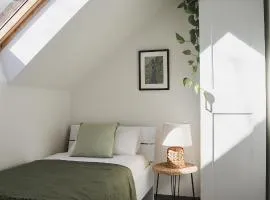 Urban Jungle Apartment 1 - Free Parking