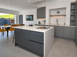 Dexters Den - Sea views, yards from Beach, hotel i Amble