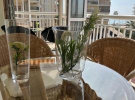 Apartamento a pie de playa con vistas al mar y piscina, hôtel à Benicàssim