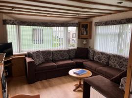 Spacious caravan with DG, CH & veranda, campsite in Skegness