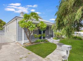 Carey Cottage with WiFi, hotel en Busselton