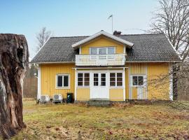 3 Bedroom Beautiful Home In Lnashult, hotel with parking in Lönashult