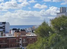 Departamento moderno con cochera y parrilla, amplio y luminoso