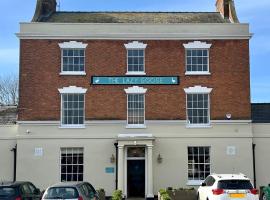 The Lazy Goose - Coffee House & Bedrooms, cheap hotel in Stonehouse