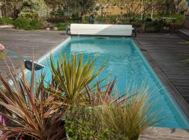 Maison avec piscine et jardin proche mer, La Rochelle, hotel in La Rochelle