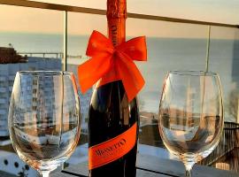 Comfortable Apartment A103 SEA VIEW 10th floor PARKING FREE, place to stay in Międzyzdroje