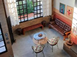 Casa de Riba - Loft estiloso próximo da Praia de Iracema, hotell i Fortaleza