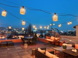 Waterfront Villa by the Tram - Private Terrace with Dome & Golden Horn View in Fatih、イスタンブールのヴィラ