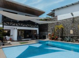 Private home with resort style swimming pool, hotel a Jacó