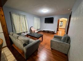 Comfy getaway at falls!, hotell i Niagara Falls