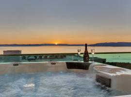 Exclusive Penthouse Big Blue with private Jacuzzi, hotel in Makarska