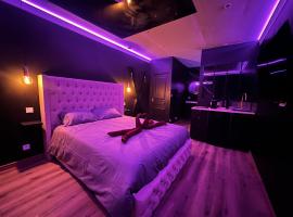Dark Room BLOIS - Love Room, hotel in Saint-Gervais-la-Forêt