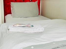 Quiet Single bedroom with free parking, office desk &chair, free wifi, ξενοδοχείο με πάρκινγκ σε Harrowden