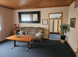 2 Zimmer Apartment-Ferienwohnung mit Balkon, ausgestatteter Küche und Bad, hotel in Höchberg
