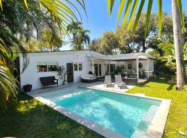Pool! Best location! Steps to the water! Kid friendly!, hotel in Miami