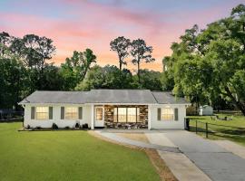 Rustic 3 bedroom Home in Welsey Chapel!, hotel sa Wesley Chapel