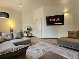 YFB-170m2 Apartment für bis zu 15, modern, 1min zu UBahn, Ruhige Lage, Parkplätze, WIFI, Netflix, Kindergerecht
