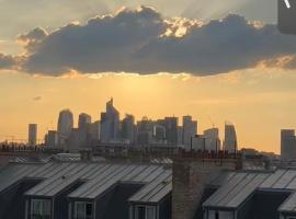 Étage d’un duplex au 17ème arr de Paris , vue sur le Défense, à 10min des champs Élysée: Paris'te bir pansiyon