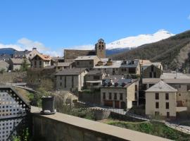 Chalé rústico cerca de pistas con vistas a la montaña, hotel en Castiello de Jaca