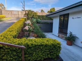 'Stay in Carrara' A private guest suite not a share house, hotel in Gold Coast