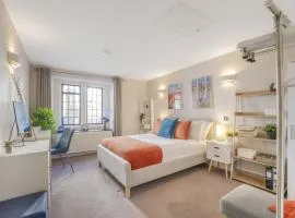 Stylish, Luxury City Centre Apartment with Large Double Bedrooms Private Entrance, Reserved Parking & Courtyard Garden. Excellent Location and Reviews.